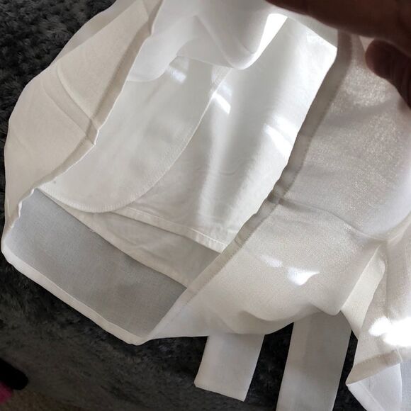 Elodie Pleated Shorts size M. White gently used - Picture 3 of 6